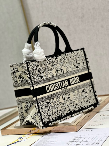 Dior(Book tote)