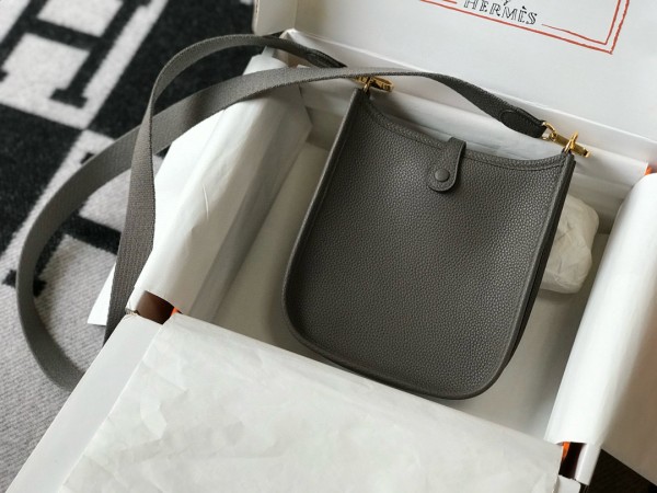 Evelyne Mini