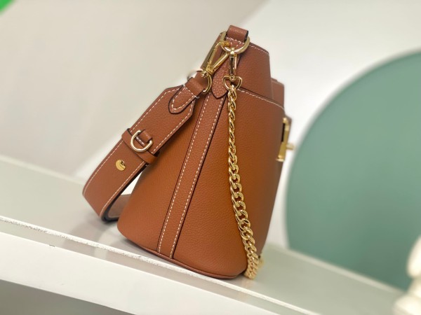 Louis Vuitton(Lock and Walk)