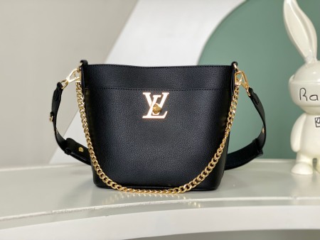 Louis Vuitton(Lock and Walk)