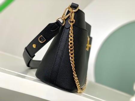 Louis Vuitton(Lock and Walk)