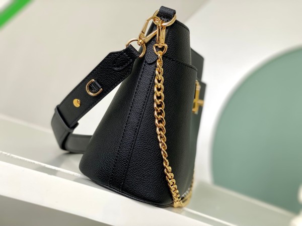 Louis Vuitton(Lock and Walk)