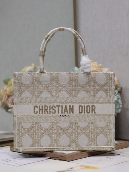 Dior(Book)