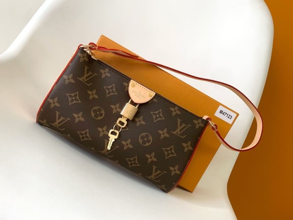 Louis Vuitton(Pochette Tirette)