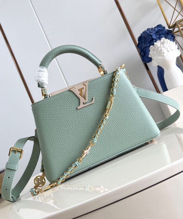 Louis Vuitton(Capucines BB)