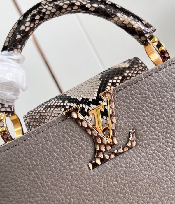 Louis Vuitton(Capucines BB)