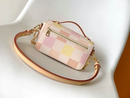 Louis Vuitton(Pochette Métis East West)