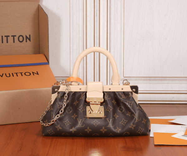 Louis Vuitton(Monogram Clutch)