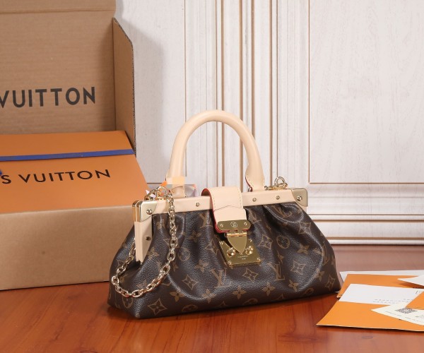 Louis Vuitton(Monogram Clutch)