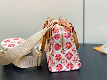 Louis Vuitton(OnTheGo East West)