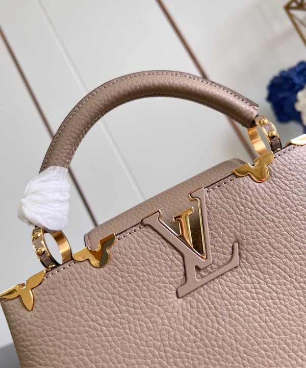 Louis Vuitton(Capucines BB)
