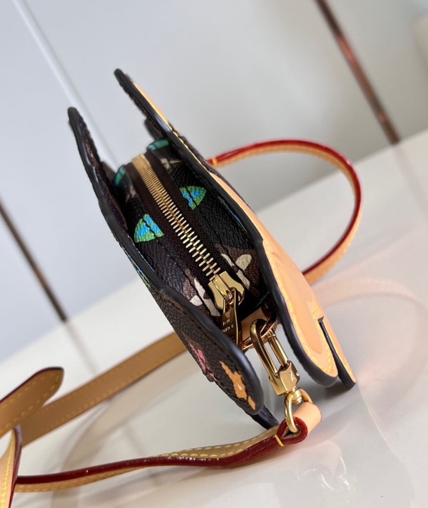 Louis Vuitton(Dog on Strap)