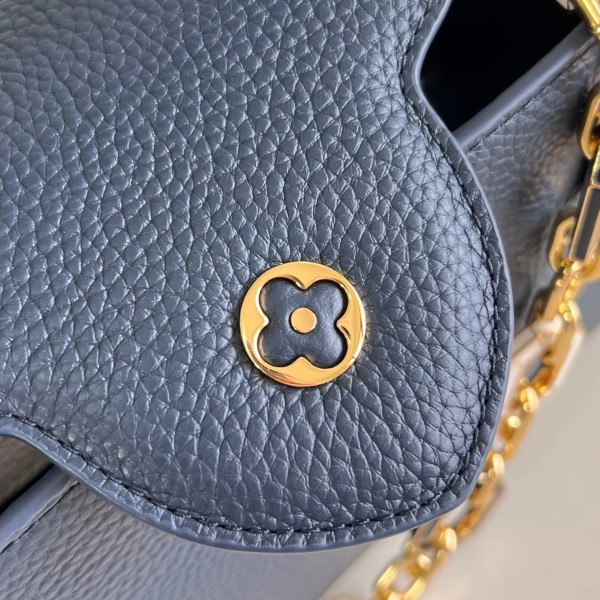 Louis Vuitton(Capucines BB)