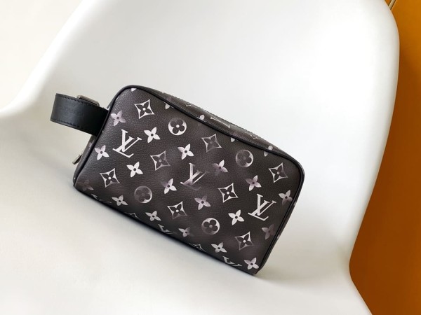 Louis Vuitton(Locker Dopp Kit)