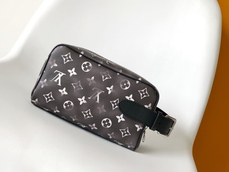 Louis Vuitton(Locker Dopp Kit)