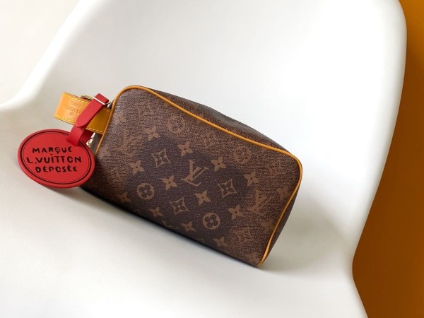 Louis Vuitton(Locker Dopp Kit)