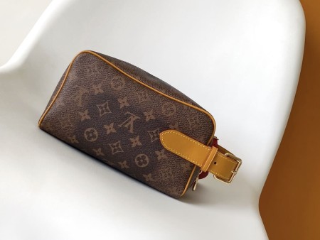 Louis Vuitton(Locker Dopp Kit)