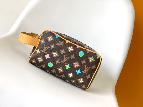 Louis Vuitton(Locker Dopp Kit)
