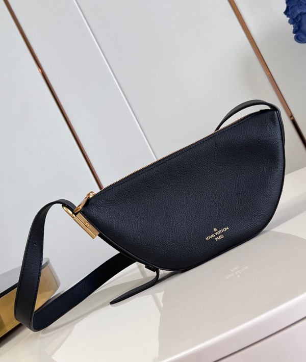 Louis Vuitton(Low Key Bumbag)
