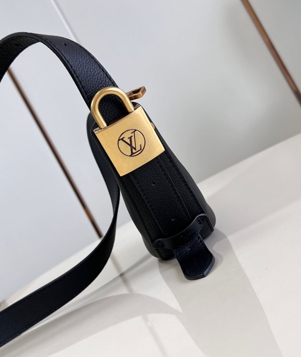 Louis Vuitton(Low Key Bumbag)