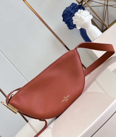 Louis Vuitton(Low Key Bumbag)