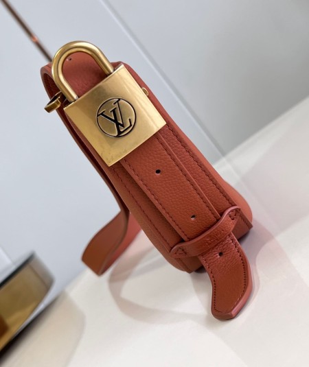 Louis Vuitton(Low Key Bumbag)