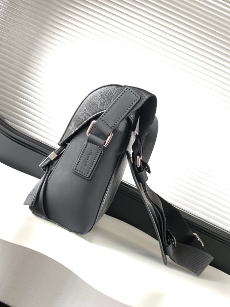 Louis Vuitton(Messenger MM Voyager)