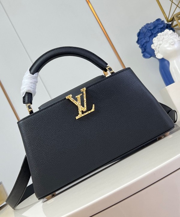 Louis Vuitton(Capucines East West)
