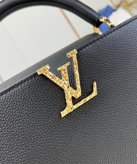 Louis Vuitton(Capucines East West)