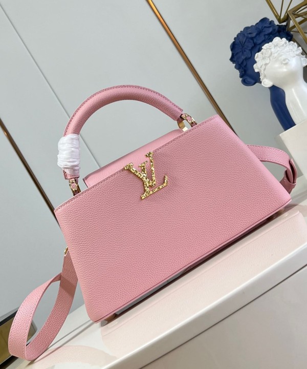 Louis Vuitton(Capucines East West)