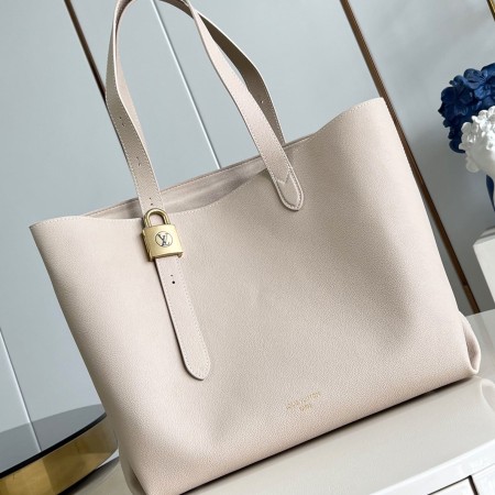 Louis Vuitton(Low Key Cabas)