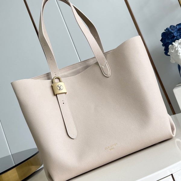 Louis Vuitton(Low Key Cabas)