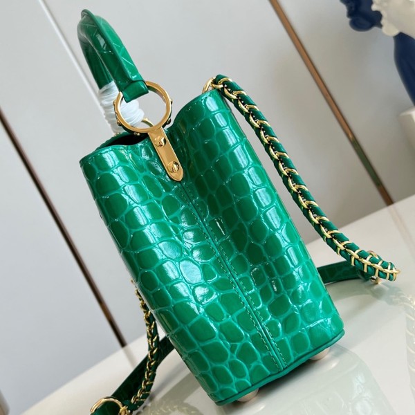 Louis Vuitton(Capucines BB )