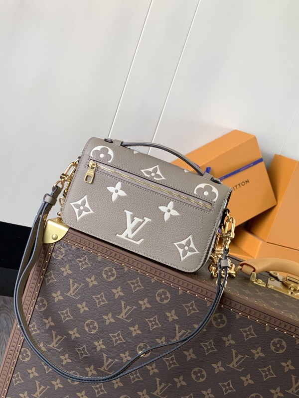 Louis Vuitton(Pochette Métis East West)