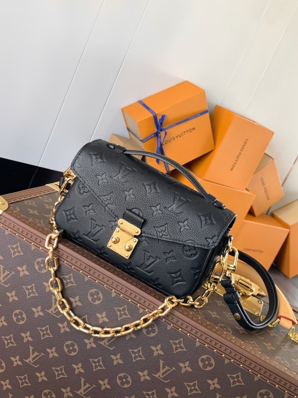Louis Vuitton( Pochette Métis East West)