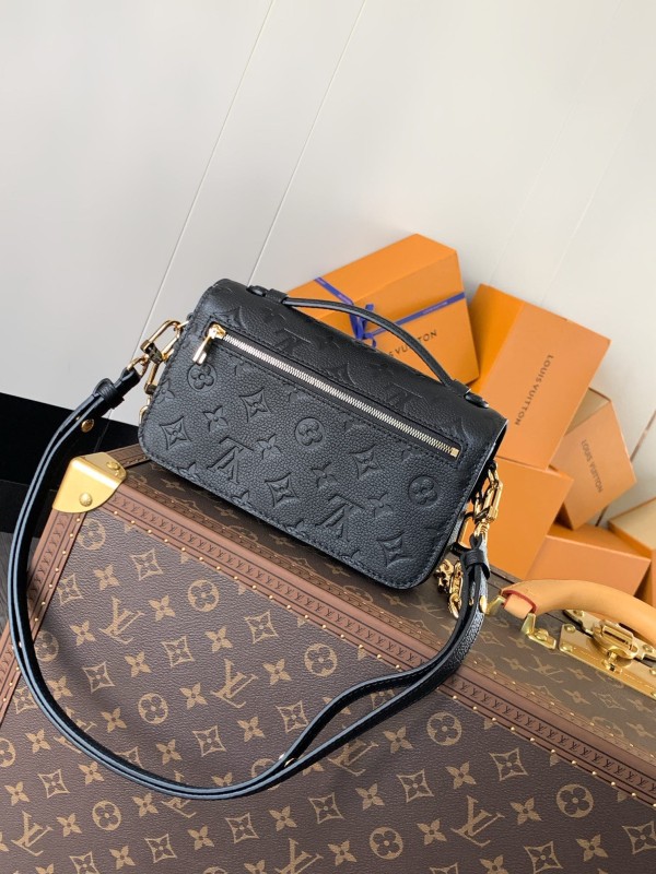 Louis Vuitton( Pochette Métis East West)