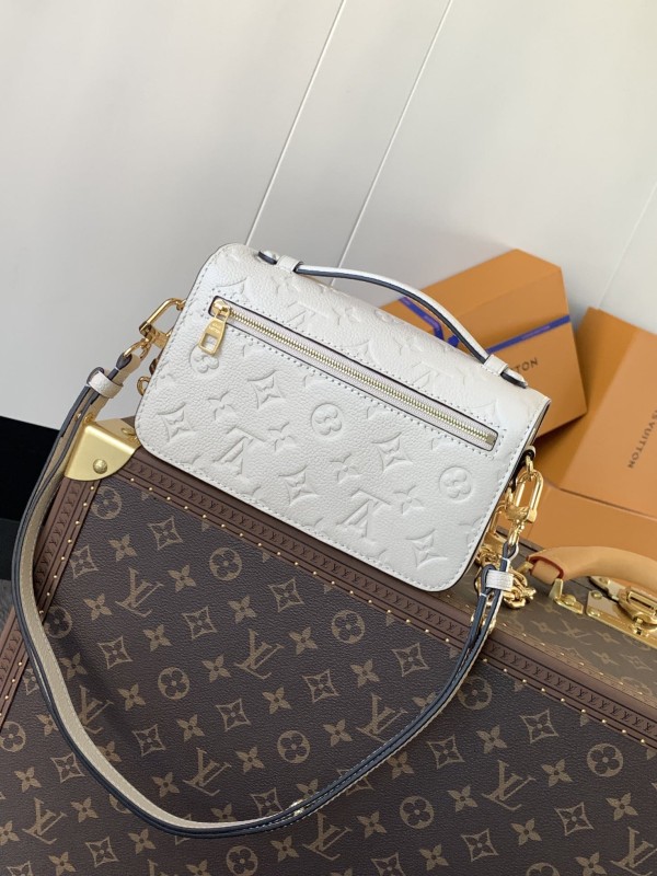 Louis Vuitton(Pochette Métis East West)